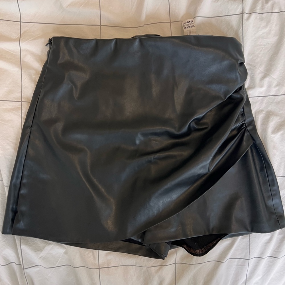Zara Black Faux Leather Mini Skirt skorts size M